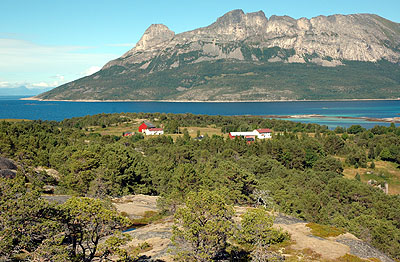 Navarsvgen, Tannya. Bebyggelsen ligger samlet nord for vgen Foto: Bent Svinnung