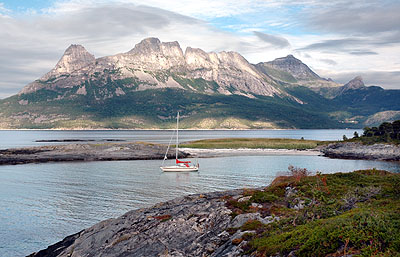 Trinnya: Nordveststranda med Ariel p svai. I bakgrunnen Tilthornet. Foto: Bent Svinnung