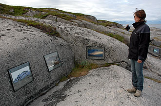 Under pen Himmel 2007 - fotograf Johan Brun stiller ut utendrs p Trany, Hamary. Foto: Bent Svinnung