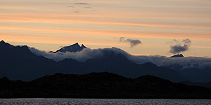 Svellingen: Havtke og solnedgang over lofotveggen. Foto: Bent Svinnung