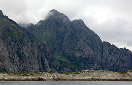 Vgakallen. Toppen i regnskyer. Sett fra Henningsvr. Foto: Bent Svinnung