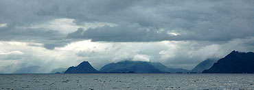 Stamsundheia om videre utover Lofoten - i regntke og skyer. Foto: Bent Svinnung