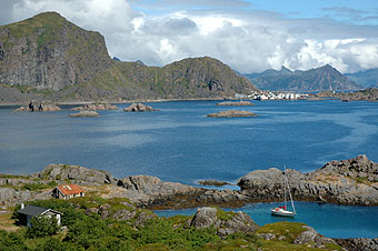 sya. Oversiktsbilde vgen, med Steinetind og Stamsund i bakgrunnen. Foto: Bent Svinnung